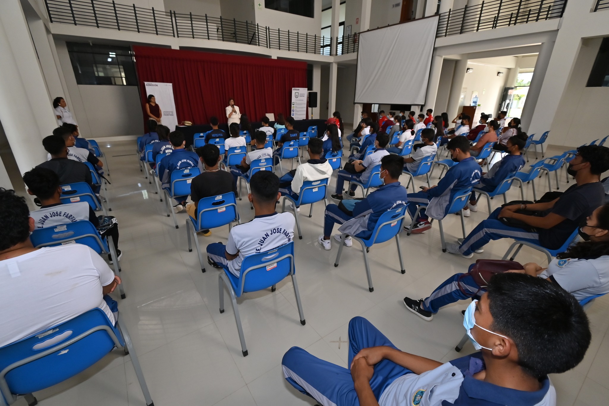 Escolares de Lancones visitan la Universidad Nacional de Frontera