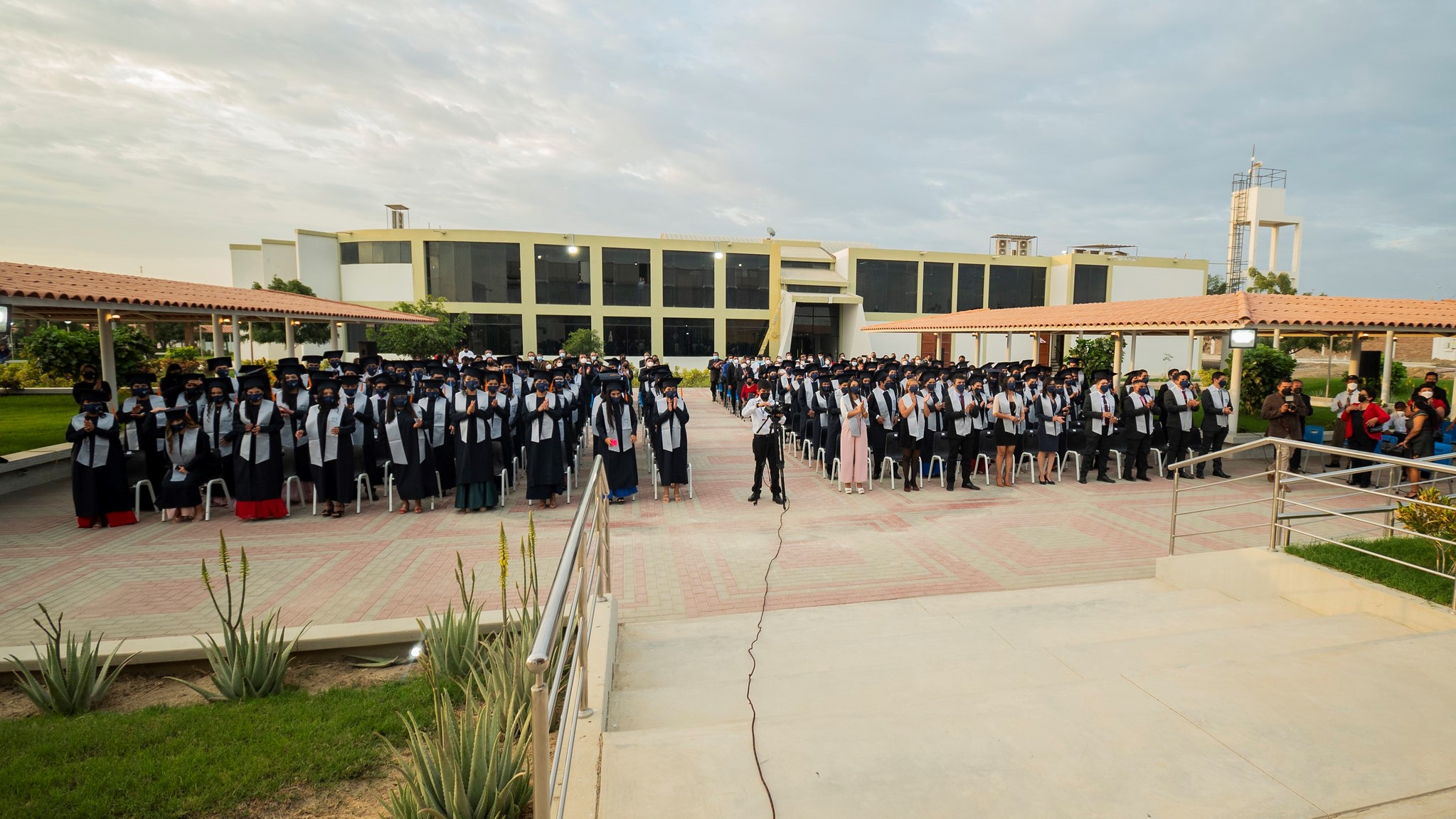Universidad Nacional de Frontera celebra la graduación y titulación de 118 egresados