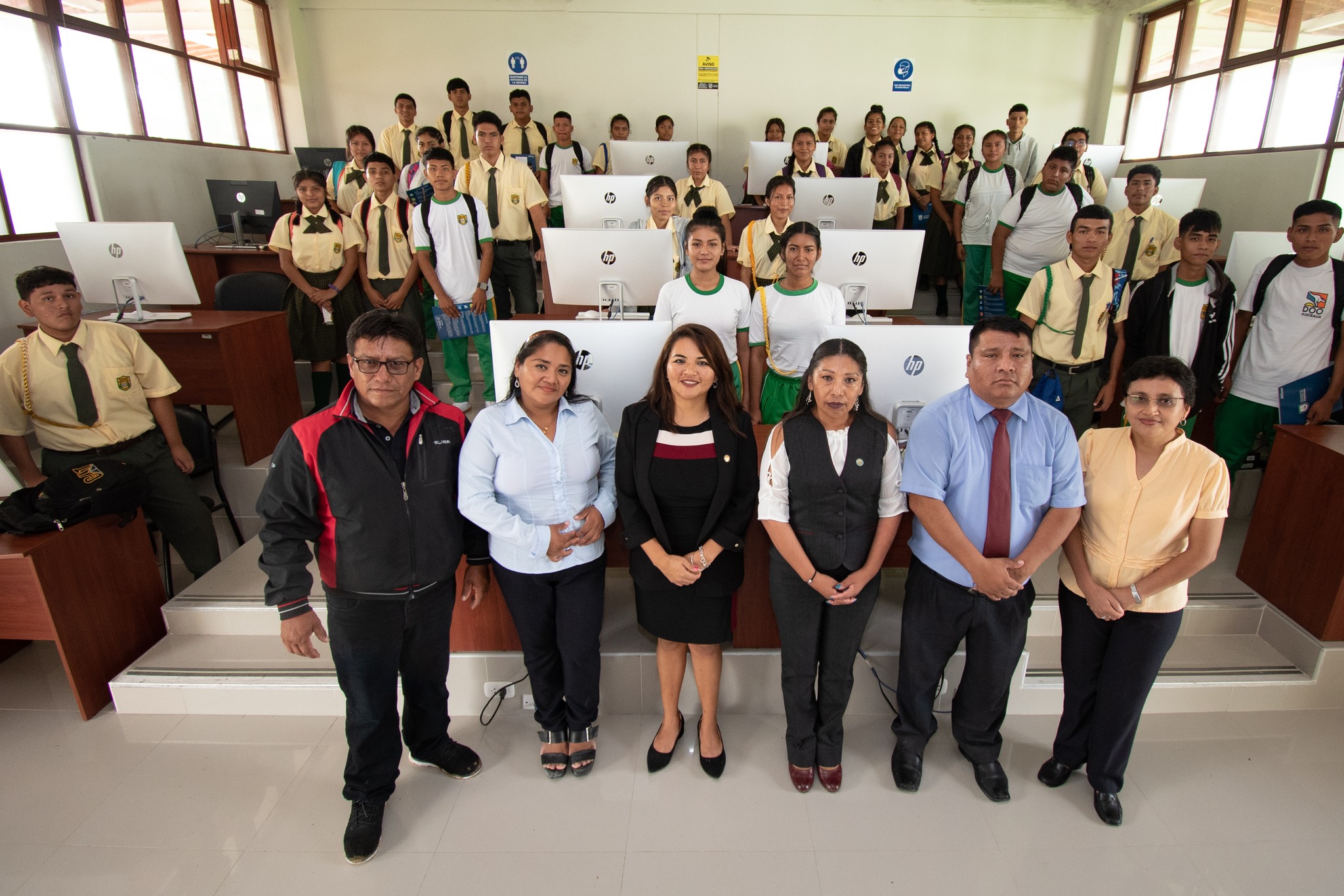 Escolares visitan la Universidad Nacional de Frontera