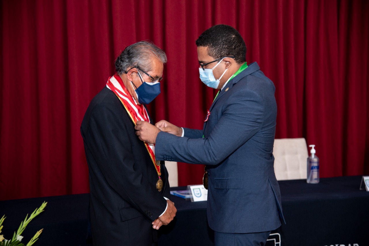 Reconocen al Dr. Raúl Edgardo Natividad Ferrer por su aporte y liderazgo en la Universidad Nacional de Frontera